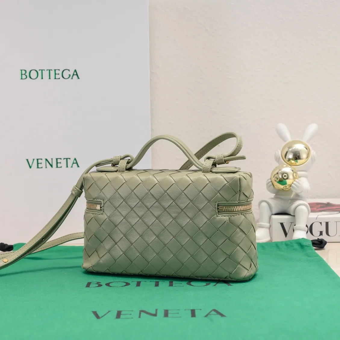 Batch 1360 Bottega Veneta 24 spring and summer woven zipper crossbody bag. A crossbody bag that can be used as a cosmetic bag. The exquisite weaving and compact body are an indispensable accessory for the upcoming summer. The double zipper also better protects the bag. It has a large capacity. If you like it, don’t miss it. Style number: 9109 Size: 22*12.5*5cm